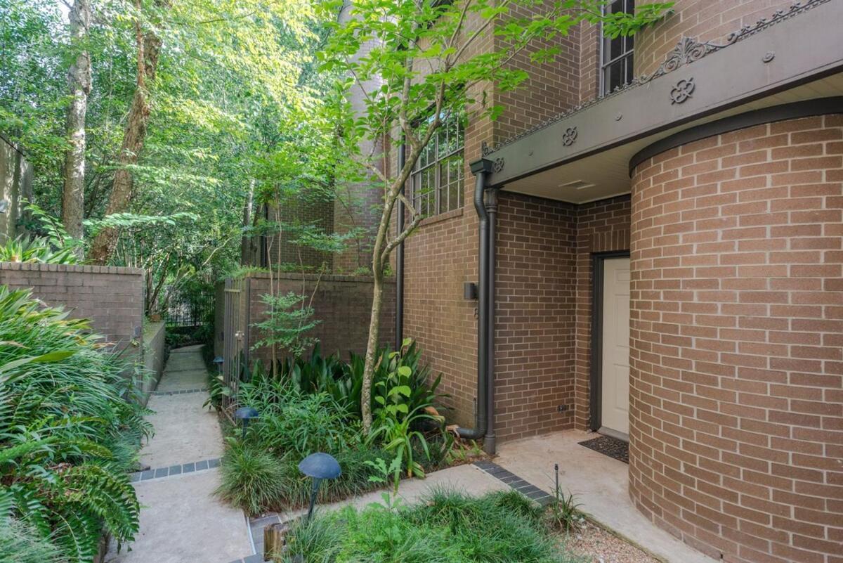 Unique Townhome Next To Memorial Park With Two Car Garage Houston Exterior photo