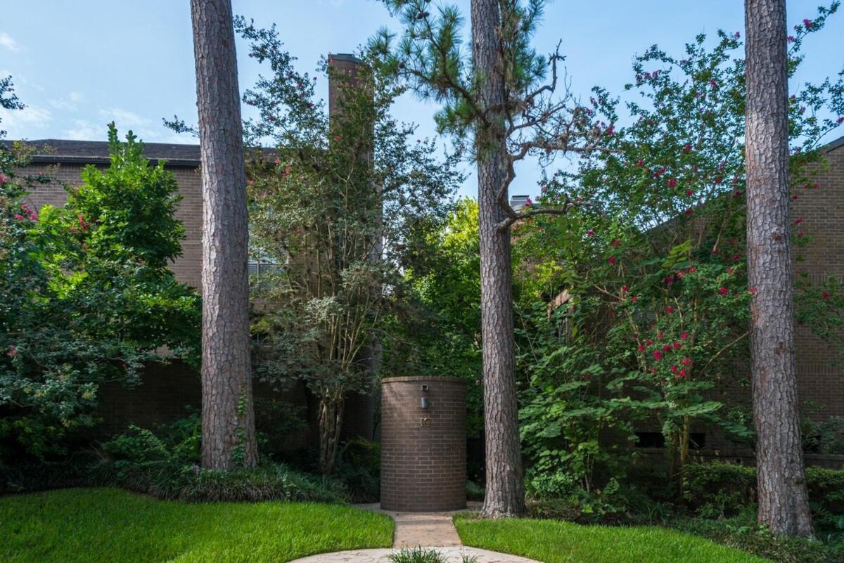 Unique Townhome Next To Memorial Park With Two Car Garage Houston Exterior photo